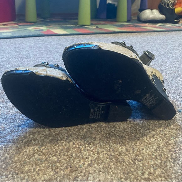 Super funky dark gray and cream studded wedge - Picture 5 of 6